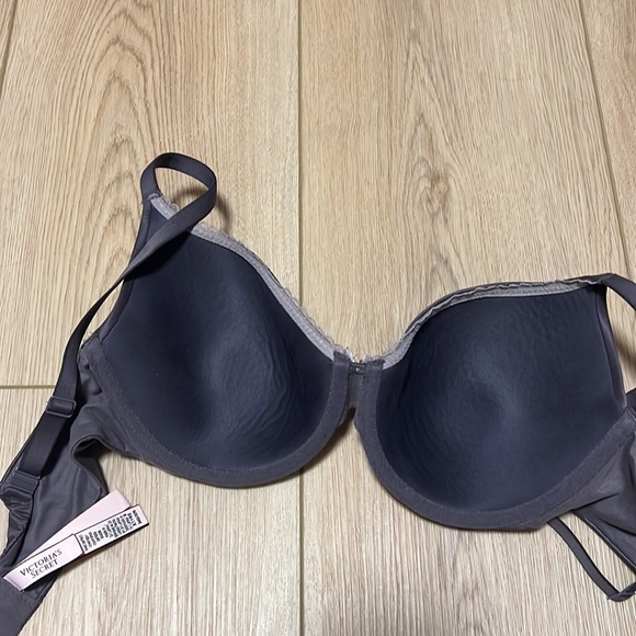 Victoria’s Secret Body by Victoria lined perfect coverage 34D - Picture 2 of 3